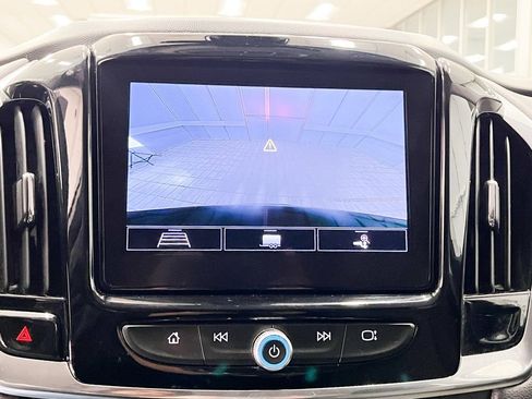 Used 2020 Chevrolet Traverse LT image 24