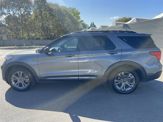 Used 2023 Ford Explorer XLT w/ Equipment Group 202A AWD/4WD image 4