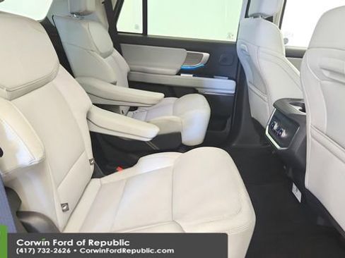 Certified 2025 Ford Expedition Platinum w/ Driver's Package AWD/4WD image 25