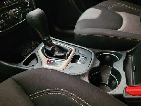 Used 2018 Jeep Cherokee Latitude w/ Safety Group image 26