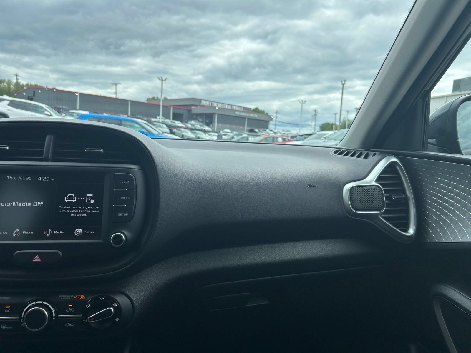 Used 2025 Kia Soul LX w/ LX Technology Package FWD image 29