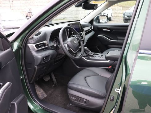 Used 2025 Toyota Highlander XLE AWD/4WD image 8