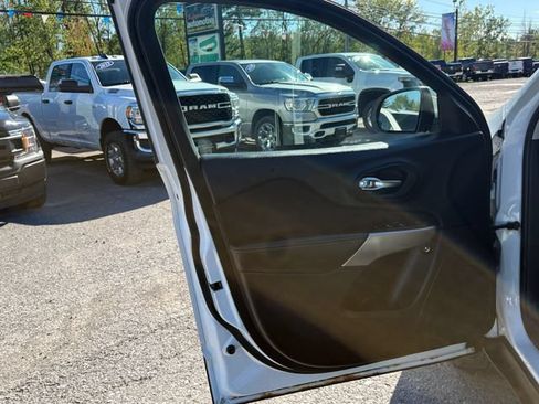 Used 2018 Jeep Cherokee Latitude w/ Cold Weather Group AWD/4WD image 9
