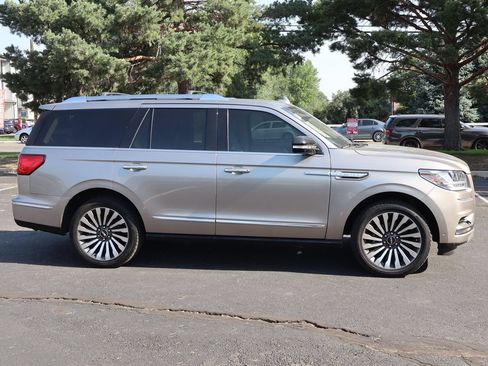 Used 2018 Lincoln Navigator Reserve w/ Technology Package AWD/4WD image 3