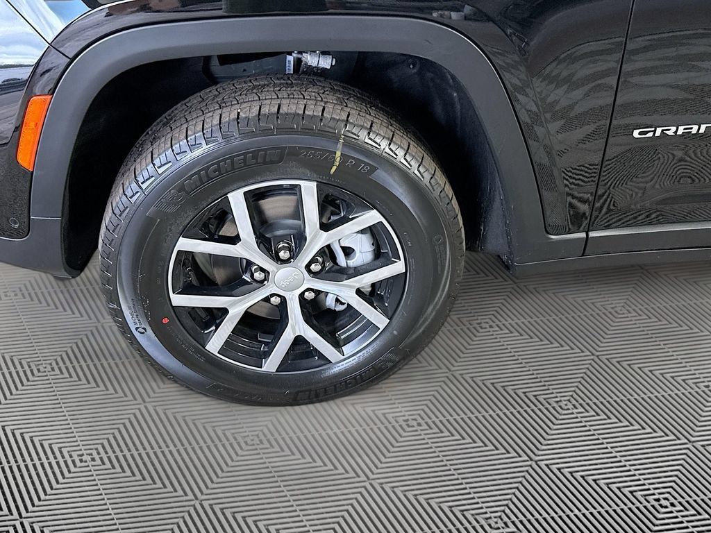 Certified 2025 Jeep Grand Cherokee Limited w/ Luxury Tech Group II RWD image 35