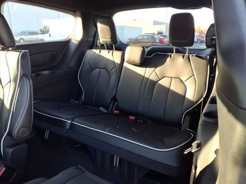 New 2026 Chrysler Pacifica Limited w/ S Appearance Package image 17