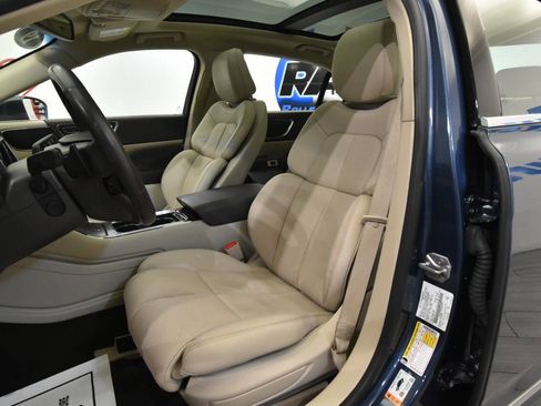 Used 2019 Lincoln Continental Select w/ Continental Climate Package image 11