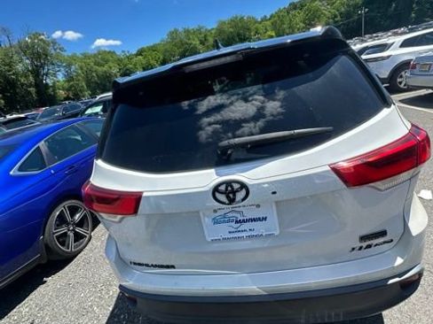 Used 2019 Toyota Highlander XLE AWD/4WD image 4