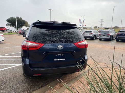 Used 2020 Toyota Sienna XLE Premium image 4