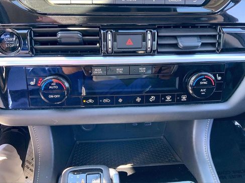 Used 2025 Nissan Pathfinder SV image 16