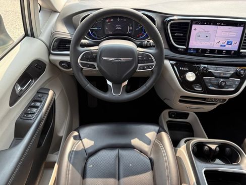 Used 2023 Chrysler Pacifica Touring-L FWD image 22