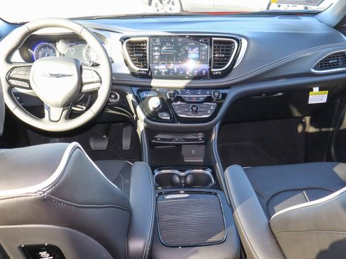 New 2026 Chrysler Pacifica Limited w/ Uconnect Theater Family Group image 23