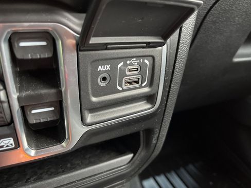 Used 2022 Jeep Gladiator Sport image 40