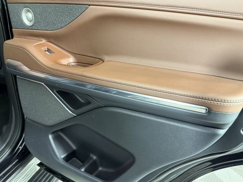 Used 2025 Lincoln Navigator Reserve image 34