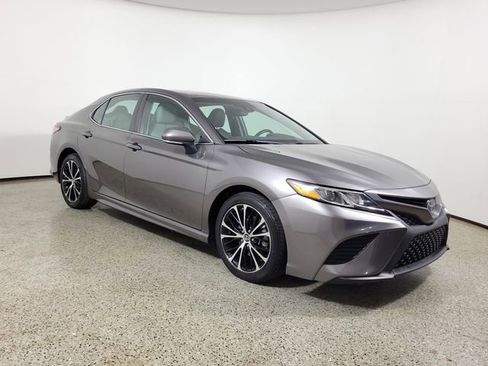 Used 2019 Toyota Camry SE w/ Convenience Package FWD image 4