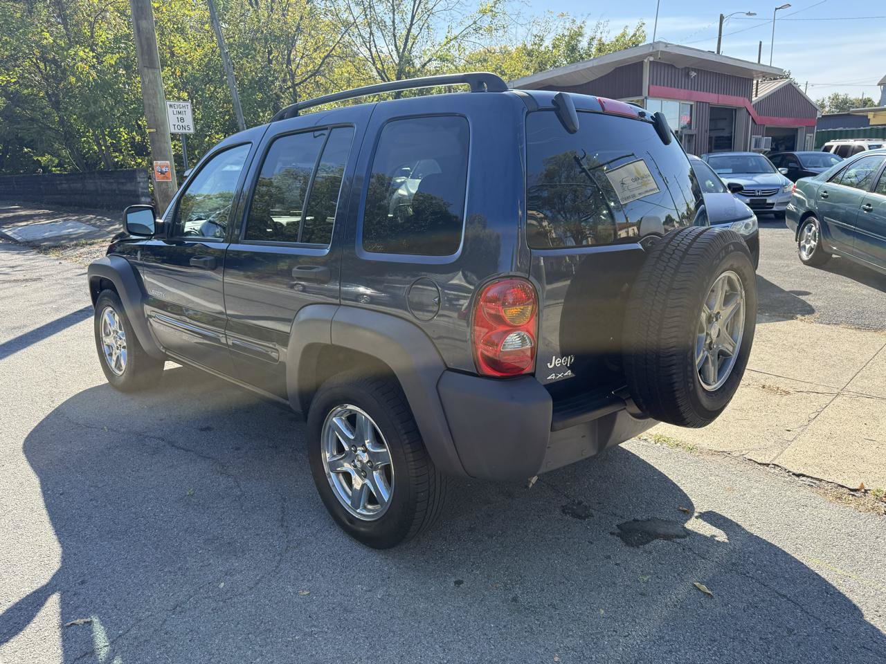 Used 2004 Jeep Liberty Limited w/ 17" Chrome Wheel & Tire Group AWD/4WD image 3