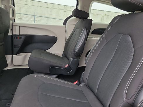 Used 2024 Chrysler Voyager LX image 9
