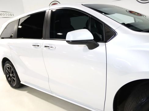 Used 2023 Toyota Sienna XLE image 8