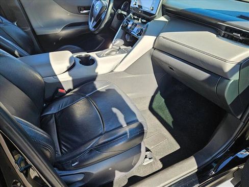 Used 2021 Toyota Venza LE w/ Carpet Mat Package (TMS) image 19