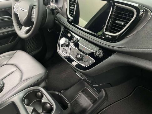 New 2026 Chrysler Pacifica Select image 21