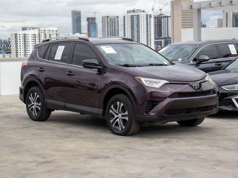 Used 2018 Toyota RAV4 LE image 3