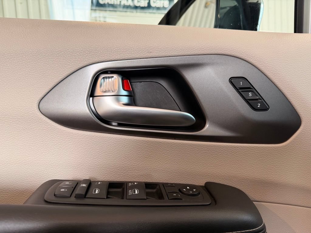 Used 2024 Chrysler Pacifica Touring-L FWD image 11