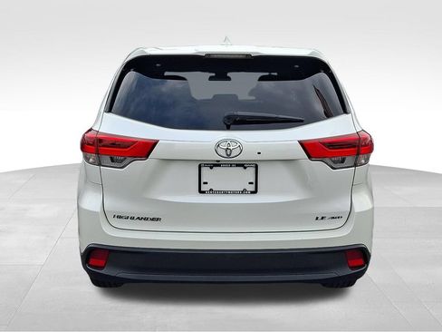 Used 2017 Toyota Highlander Plus AWD/4WD image 5