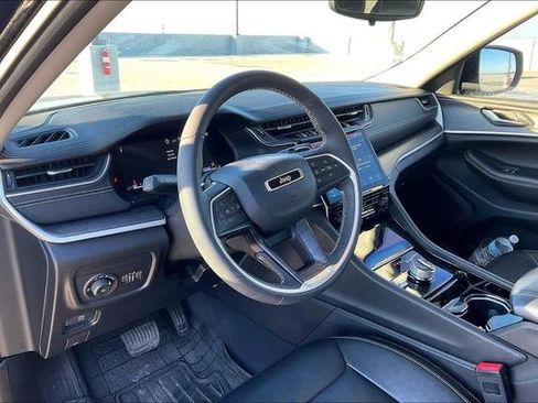 Used 2023 Jeep Grand Cherokee Limited w/ Black Appearance Package image 7