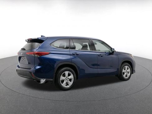 Used 2025 Toyota Highlander LE FWD image 9