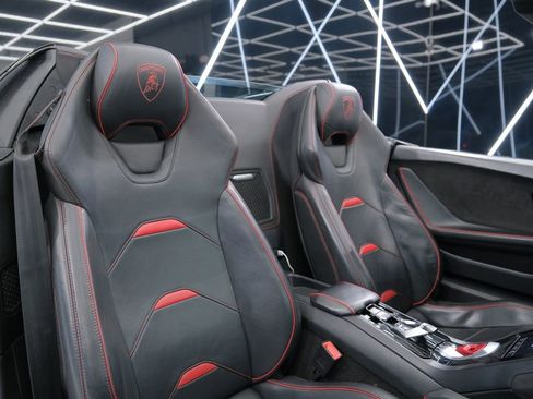 Used 2020 Lamborghini Huracan EVO image 31