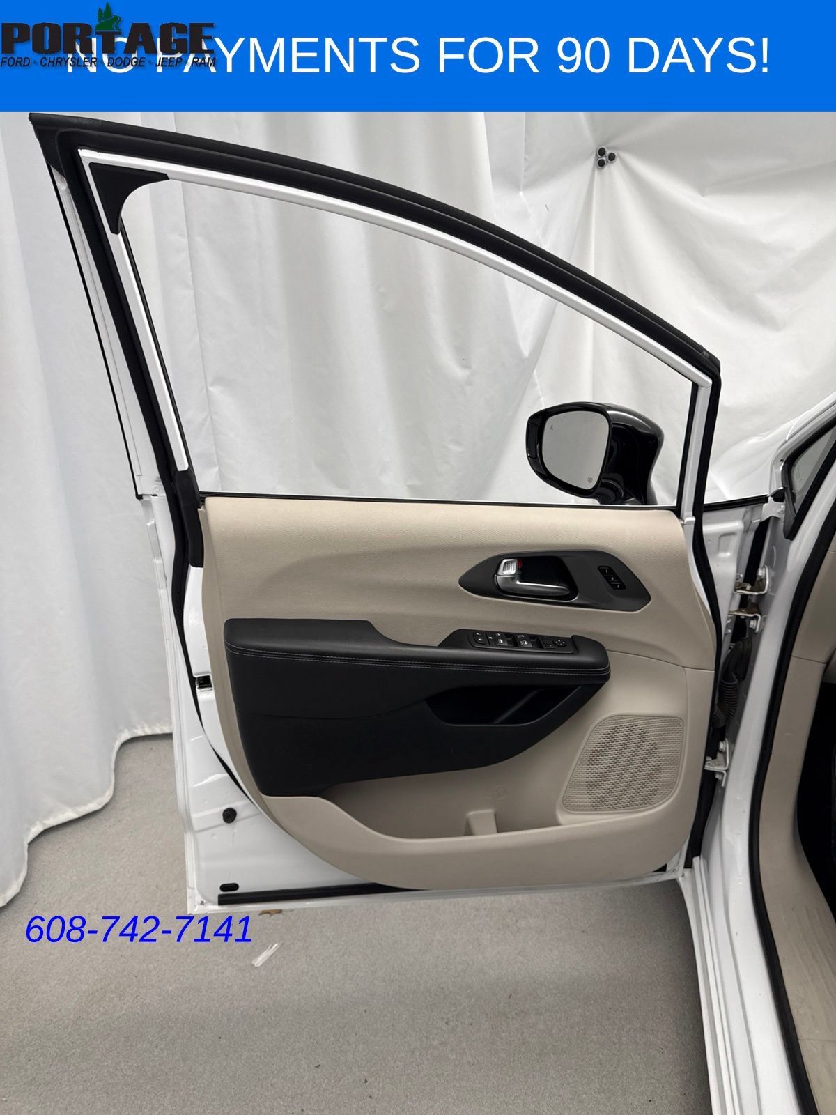 Used 2024 Chrysler Pacifica Touring-L FWD image 10