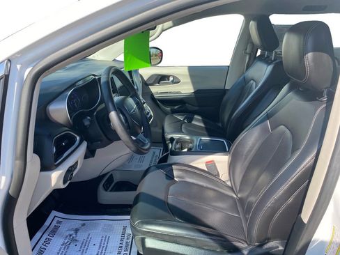 Used 2023 Chrysler Pacifica Touring-L image 10