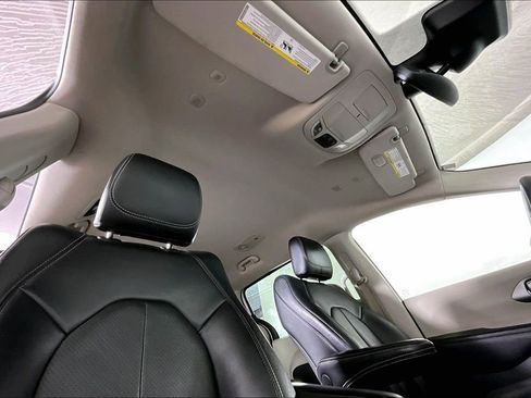 Used 2022 Chrysler Pacifica Touring-L FWD image 28