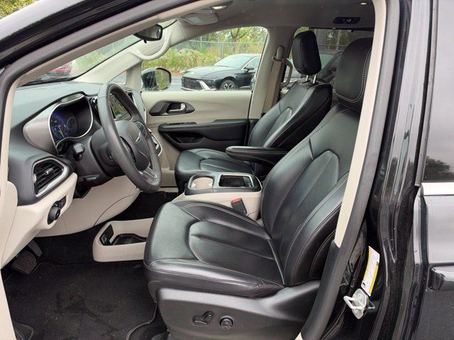 Used 2024 Chrysler Pacifica Touring-L FWD image 13