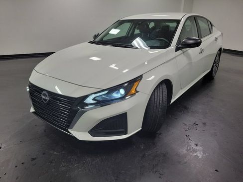 Used 2024 Nissan Altima 2.5 SV FWD image 4