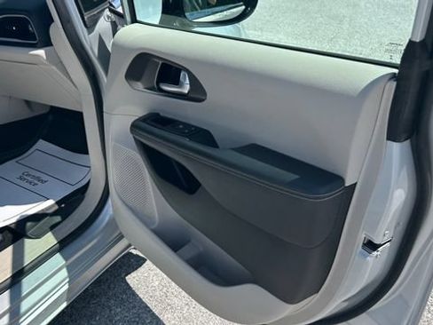 Used 2024 Chrysler Pacifica Touring-L FWD image 38