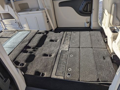 Used 2013 Chrysler Town & Country Touring image 23