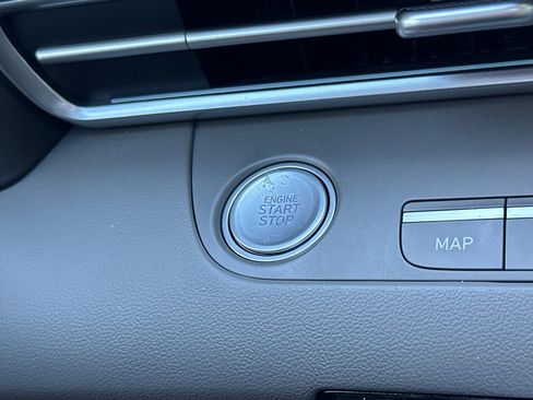 Certified 2025 Hyundai Elantra SEL image 25