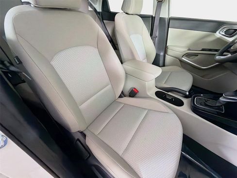 Certified 2025 Kia Soul LX w/ LX Technology Package FWD image 24