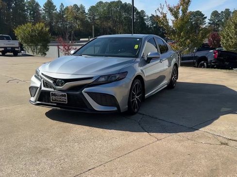 Used 2023 Toyota Camry SE image 2