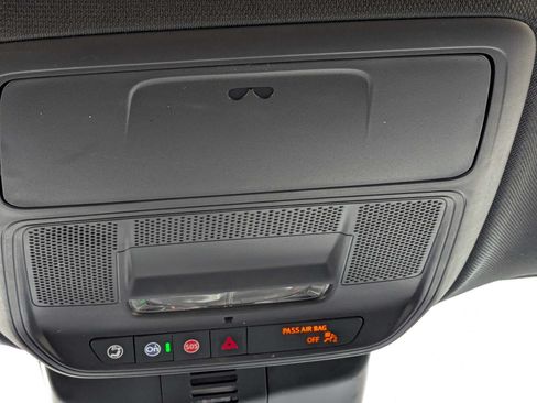 Used 2025 Chevrolet Traverse LT FWD image 25