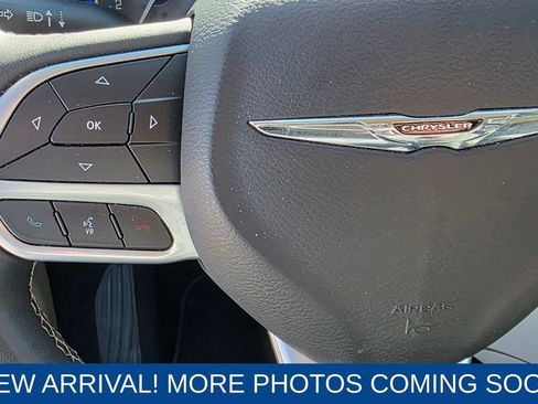 Used 2023 Chrysler Pacifica Touring-L image 16