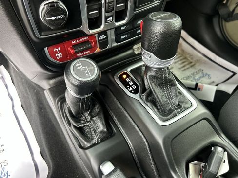 Used 2025 Jeep Gladiator Mojave AWD/4WD image 25