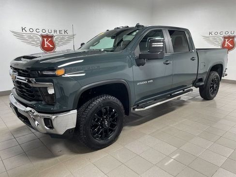 Used 2025 Chevrolet Silverado 2500 LT AWD/4WD image 3