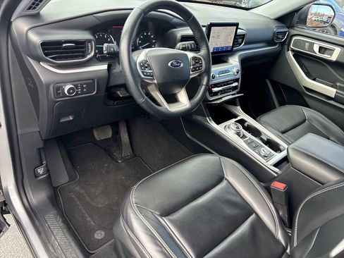 Used 2021 Ford Explorer XLT w/ Equipment Group 202A image 13