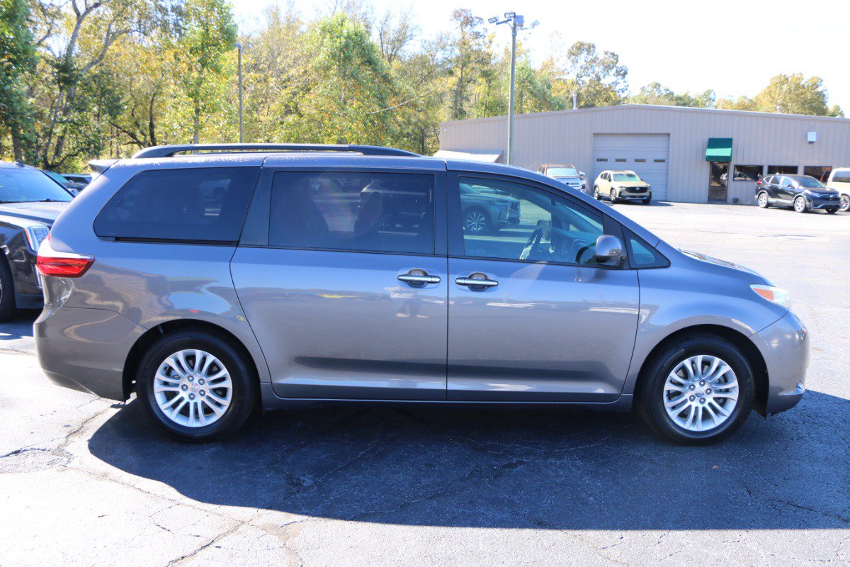 Used 2015 Toyota Sienna XLE w/ XLE Navigation Package FWD image 9