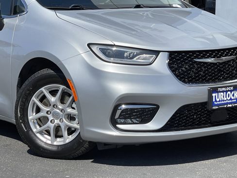 Used 2023 Chrysler Pacifica Touring-L FWD image 5