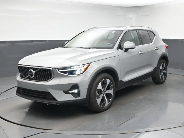 Used 2024 Volvo XC40 B5 Plus AWD/4WD image 3