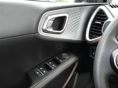 Used 2023 Kia Soul LX w/ LX Technology Package FWD image 18