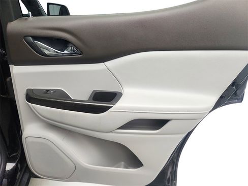 Used 2018 GMC Acadia SLT image 29